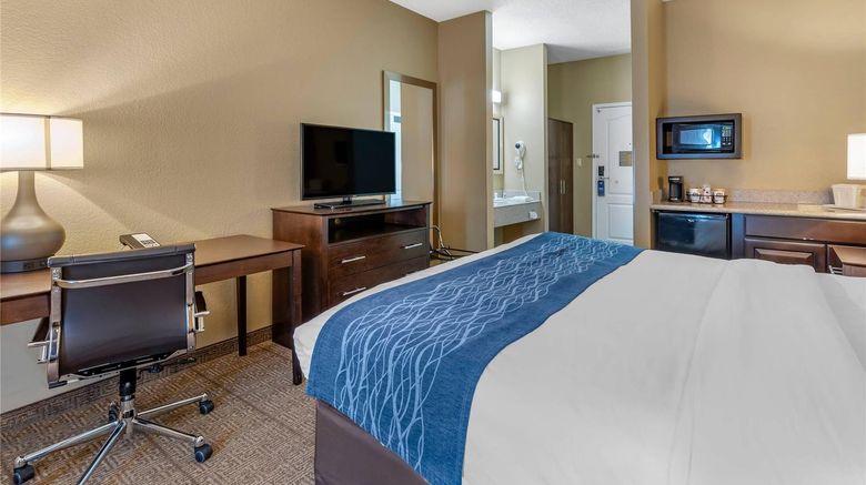 <b>Comfort Inn & Suites Suite</b>. Images powered by <a href="https://iceportal.shijigroup.com/" title="IcePortal" target="_blank">IcePortal</a>.
