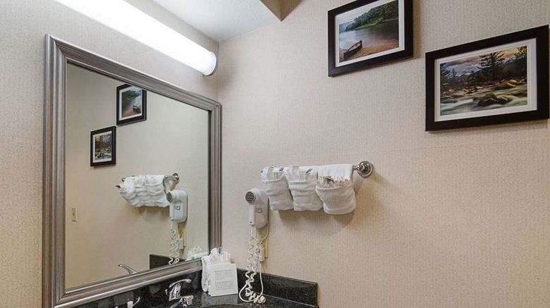 <b>Quality Suites Springdale Room</b>. Images powered by <a href="https://iceportal.shijigroup.com/" title="IcePortal" target="_blank">IcePortal</a>.