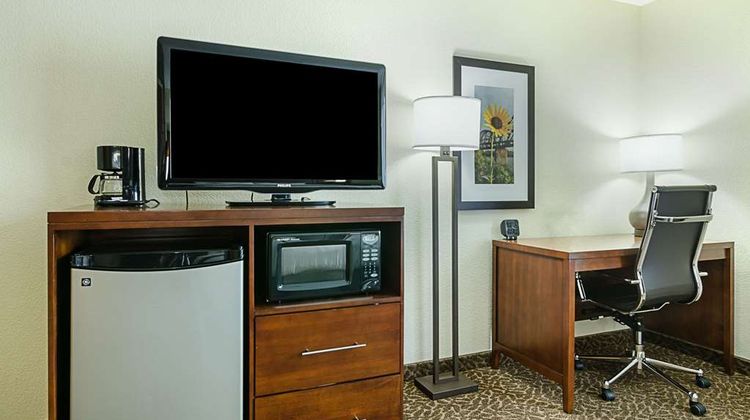 Quality Suites Springdale Suite