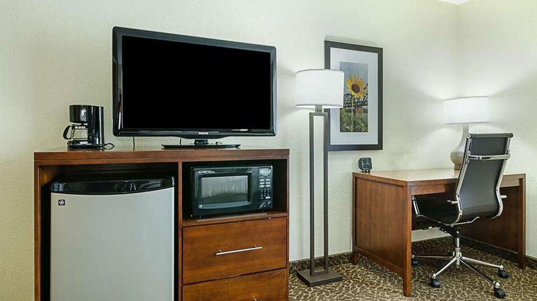 <b>Quality Suites Springdale Suite</b>. Images powered by <a href="https://iceportal.shijigroup.com/" title="IcePortal" target="_blank">IcePortal</a>.