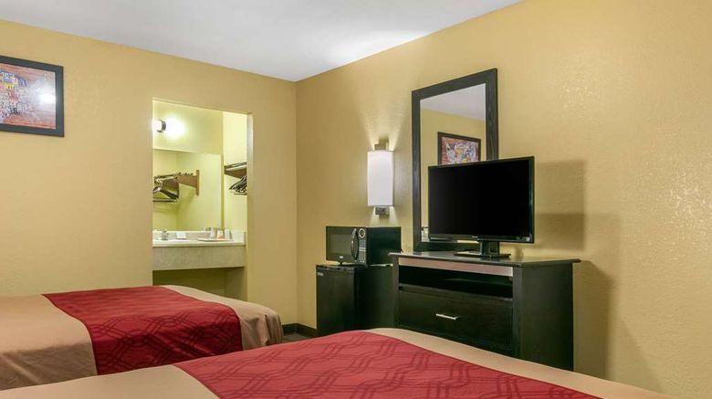 <b>Econo Lodge Room</b>. Images powered by <a href="https://iceportal.shijigroup.com/" title="IcePortal" target="_blank">IcePortal</a>.