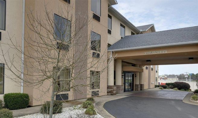 Quality Inn & Suuites Exterior