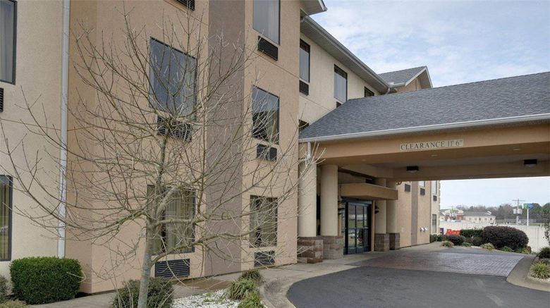 <b>Quality Inn & Suuites Exterior</b>. Images powered by <a href="https://iceportal.shijigroup.com/" title="IcePortal" target="_blank">IcePortal</a>.
