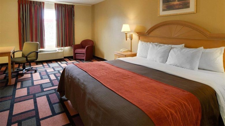 <b>Quality Inn & Suuites Room</b>. Images powered by <a href="https://iceportal.shijigroup.com/" title="IcePortal" target="_blank">IcePortal</a>.