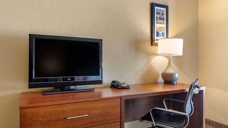 <b>Comfort Inn & Suites Room</b>. Images powered by <a href="https://iceportal.shijigroup.com/" title="IcePortal" target="_blank">IcePortal</a>.