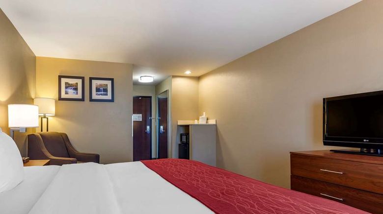 <b>Comfort Inn & Suites Room</b>. Images powered by <a href="https://iceportal.shijigroup.com/" title="IcePortal" target="_blank">IcePortal</a>.
