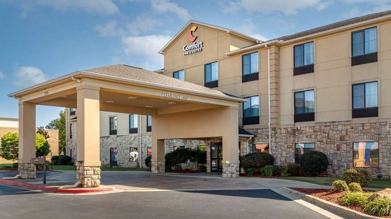 <b>Comfort Inn & Suites Exterior</b>. Images powered by <a href="https://iceportal.shijigroup.com/" title="IcePortal" target="_blank">IcePortal</a>.