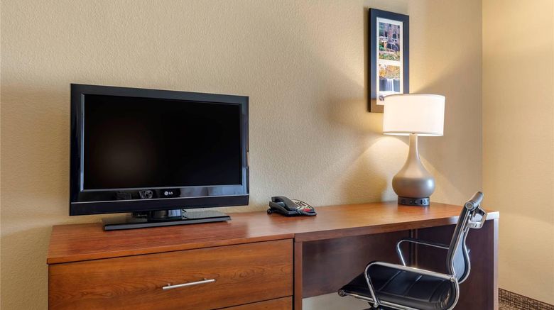 <b>Comfort Inn & Suites Room</b>. Images powered by <a href="https://iceportal.shijigroup.com/" title="IcePortal" target="_blank">IcePortal</a>.