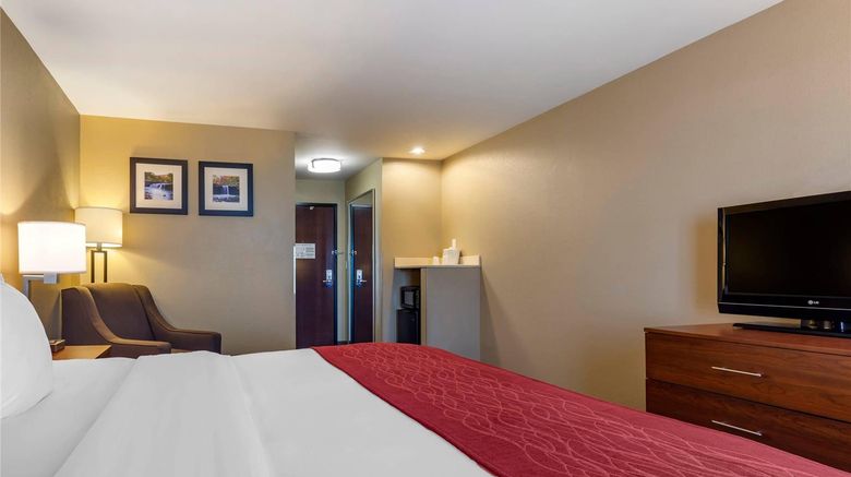 <b>Comfort Inn & Suites Room</b>. Images powered by <a href="https://iceportal.shijigroup.com/" title="IcePortal" target="_blank">IcePortal</a>.