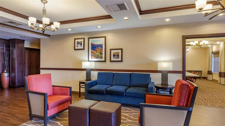 <b>Comfort Inn & Suites Lobby</b>. Images powered by <a href="https://iceportal.shijigroup.com/" title="IcePortal" target="_blank">IcePortal</a>.