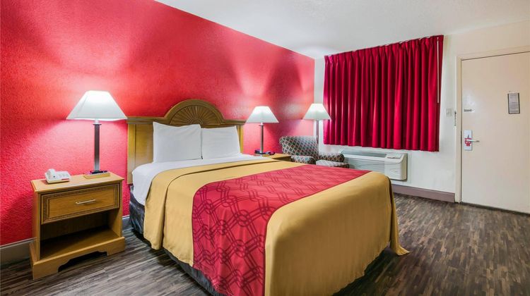 Econo Lodge and Suites Brinkley Room