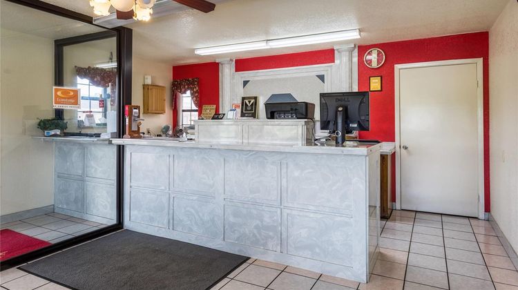 Econo Lodge and Suites Brinkley Lobby