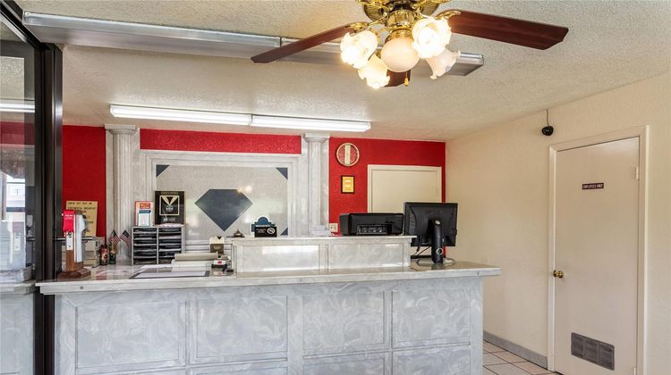 Econo Lodge and Suites Brinkley Lobby