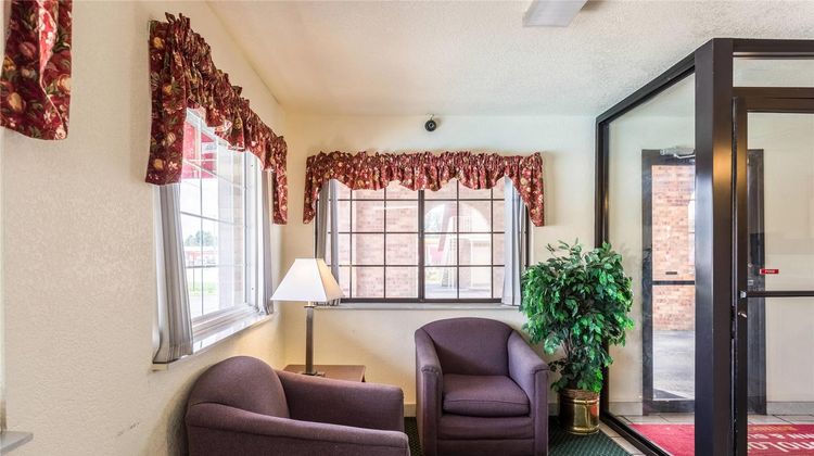 Econo Lodge and Suites Brinkley Lobby