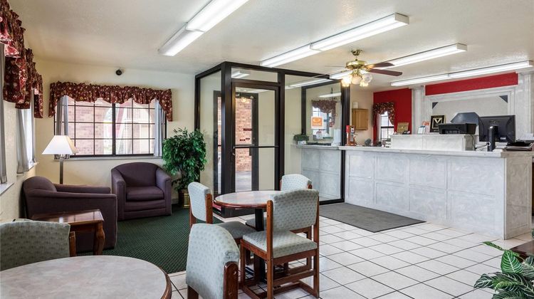 Econo Lodge and Suites Brinkley Lobby