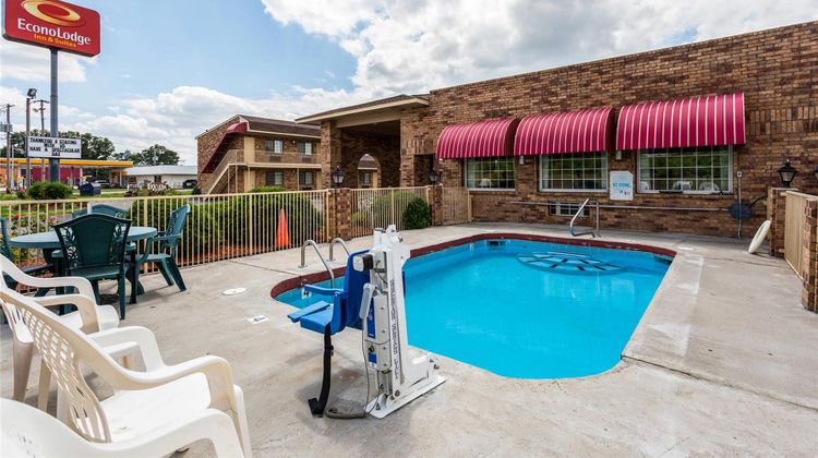 Econo Lodge and Suites Brinkley Pool