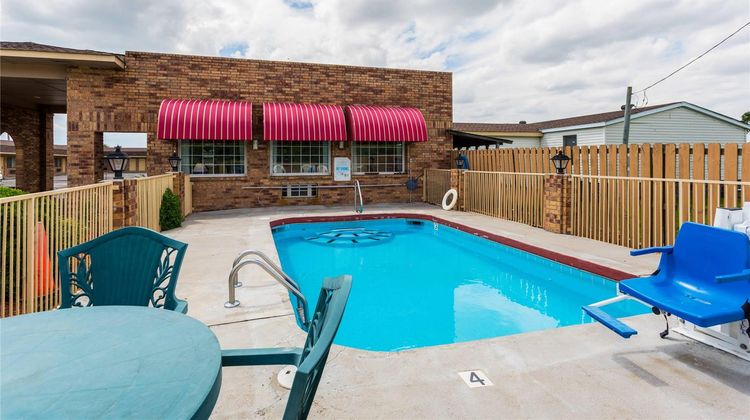 Econo Lodge and Suites Brinkley Pool