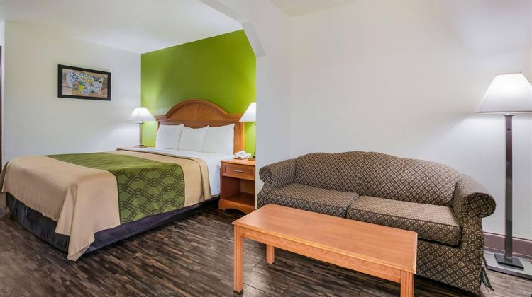 Econo Lodge and Suites Brinkley Suite