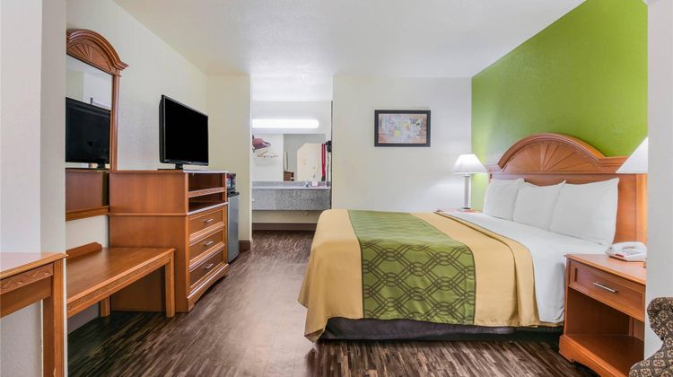 Econo Lodge and Suites Brinkley Suite