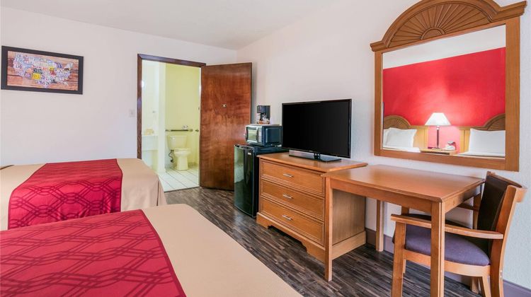 Econo Lodge and Suites Brinkley Room