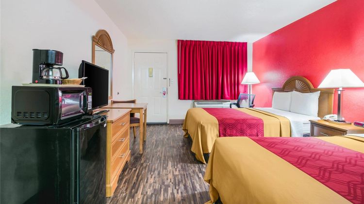 Econo Lodge and Suites Brinkley Room