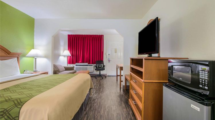 Econo Lodge and Suites Brinkley Suite