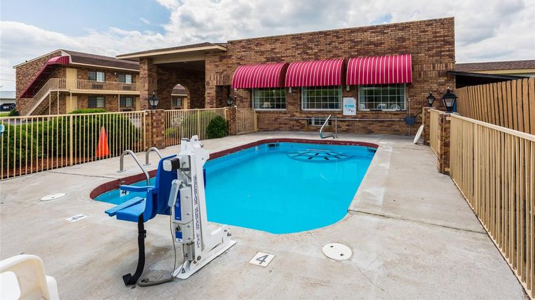 Econo Lodge and Suites Brinkley Pool