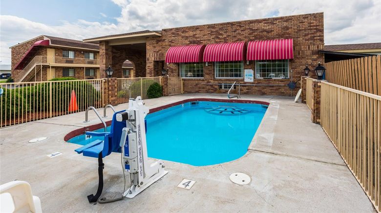 <b>Econo Lodge and Suites Brinkley Pool</b>. Images powered by <a href="https://iceportal.shijigroup.com/" title="IcePortal" target="_blank">IcePortal</a>.