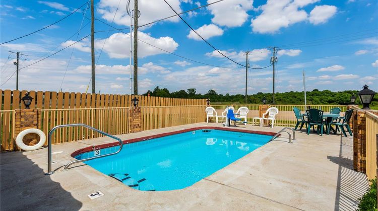 Econo Lodge and Suites Brinkley Pool