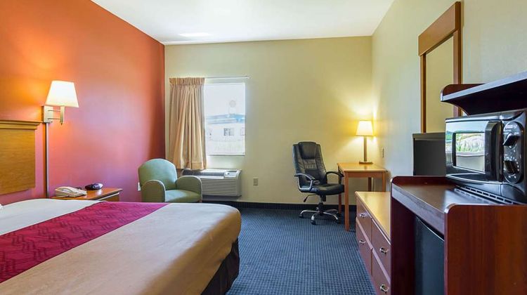 Econo Lodge Inn & Suites Room