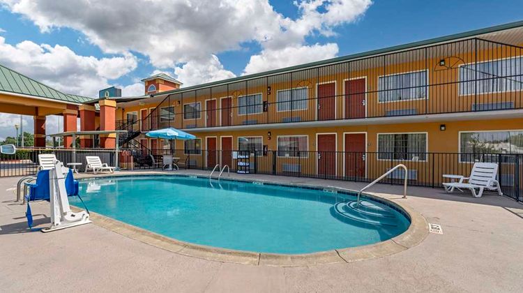 Quality Inn Siloam Springs Pool