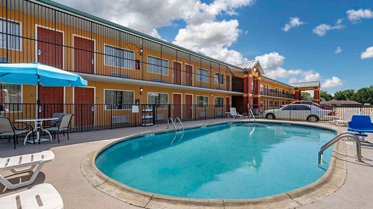 Quality Inn Siloam Springs Pool