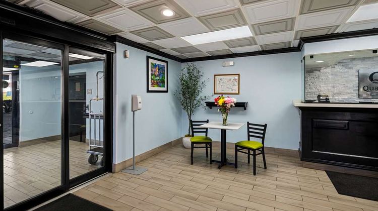 Quality Inn & Stes Lobby