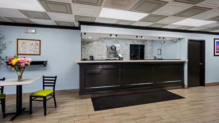 Quality Inn & Stes Lobby