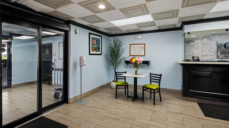 Quality Inn & Stes Lobby