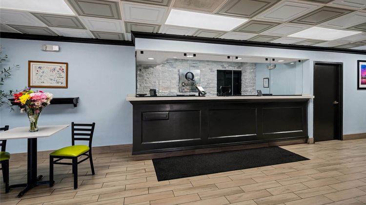 Quality Inn & Stes Lobby