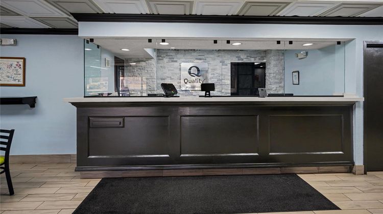 Quality Inn & Stes Lobby