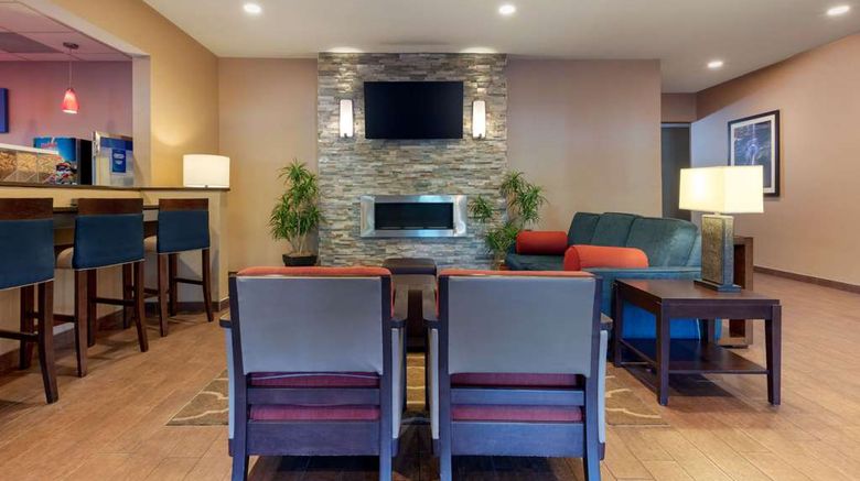 <b>Comfort Inn & Suites Lobby</b>. Images powered by <a href="https://iceportal.shijigroup.com/" title="IcePortal" target="_blank">IcePortal</a>.