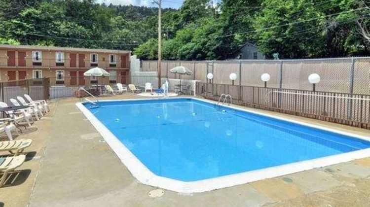 Rodeway Inn Pool