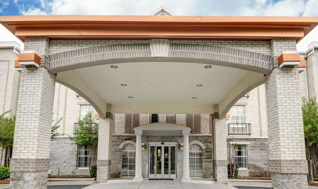 Quality Inn & Suites West Exterior