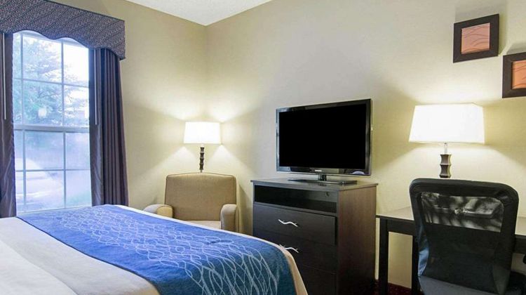 Quality Inn & Suites West Suite