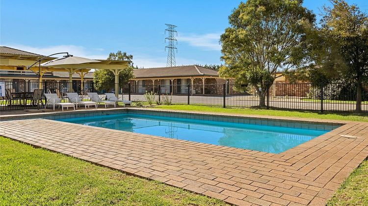 Quality Inn Carriage House Pool