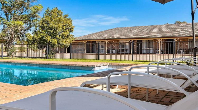 Quality Inn Carriage House Pool
