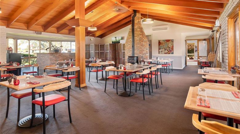 <b>Quality Inn Carriage House Restaurant</b>. Images powered by <a href="https://iceportal.shijigroup.com/" title="IcePortal" target="_blank">IcePortal</a>.