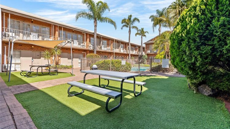 Quality Hotel Melbourne Airport Exterior