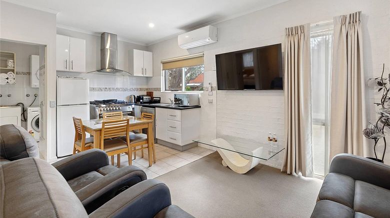 <b>Comfort Inn Coach & Bushmans Suite</b>. Images powered by <a href="https://iceportal.shijigroup.com/" title="IcePortal" target="_blank">IcePortal</a>.
