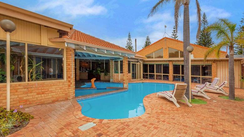 <b>Comfort Inn Bay of Isles Pool</b>. Images powered by <a href="https://iceportal.shijigroup.com/" title="IcePortal" target="_blank">IcePortal</a>.