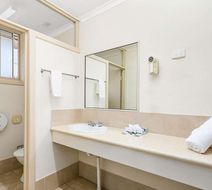 Econo Lodge Park Lane Room