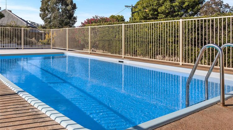 Econo Lodge Alabaster Pool