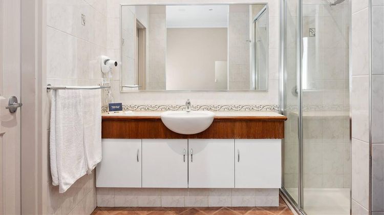 Quality Hotel Bayswater Room